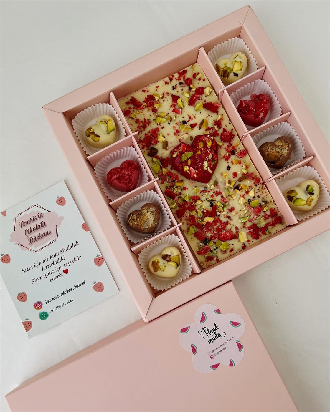 Pembe kutuda kalp bonbonlar ve çilekli beyaz çikolata tablet