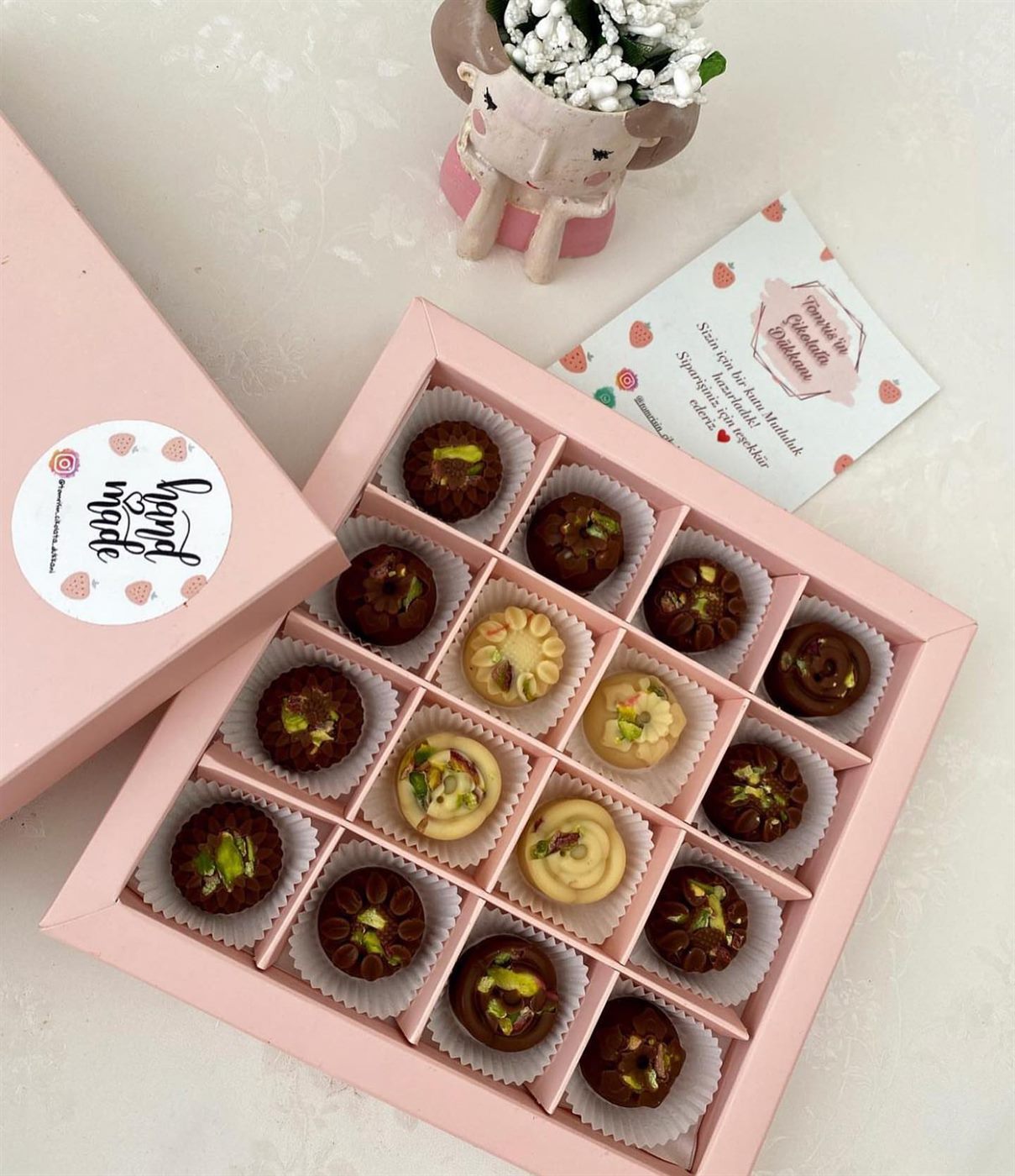 16'lı çiçek desenli sütlü çikolata bonbon kutusu