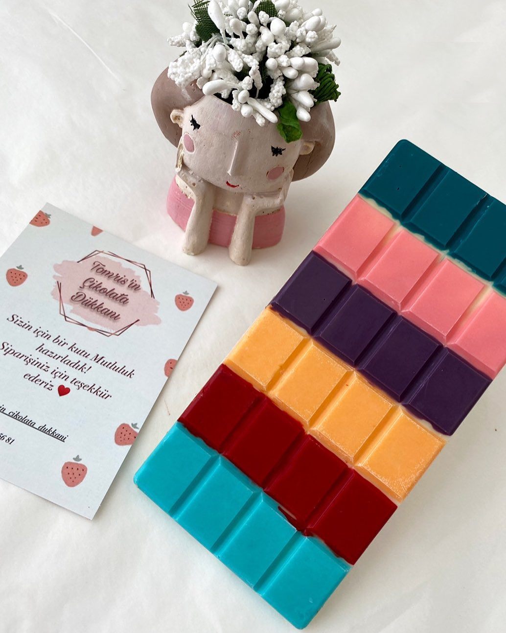 Gökkuşağı renklerinde eğlenceli çikolata tablet