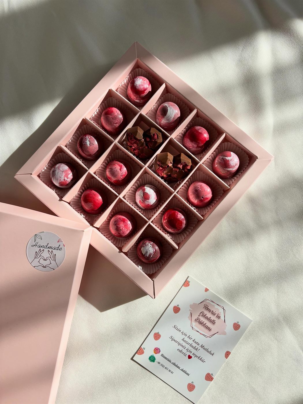 Ruby çikolatadan pembe mermer desenli bonbon kutusu