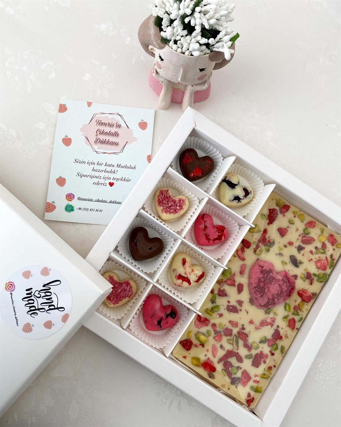 Kalp bonbonlar ve çilek fıstıklı beyaz çikolata tabletli brownie kutusu