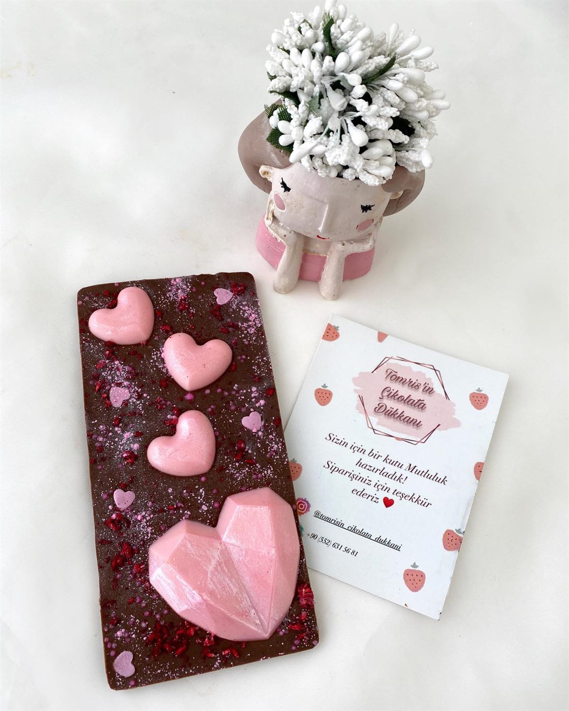 Pembe geometrik kalpli sütlü çikolata tablet
