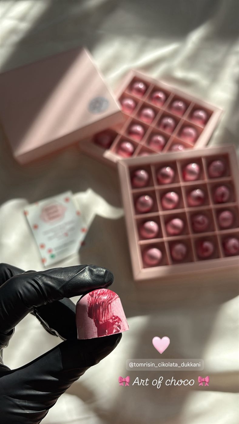 Ruby çikolata bonbonlarla dolu iki katlı pembe kutu