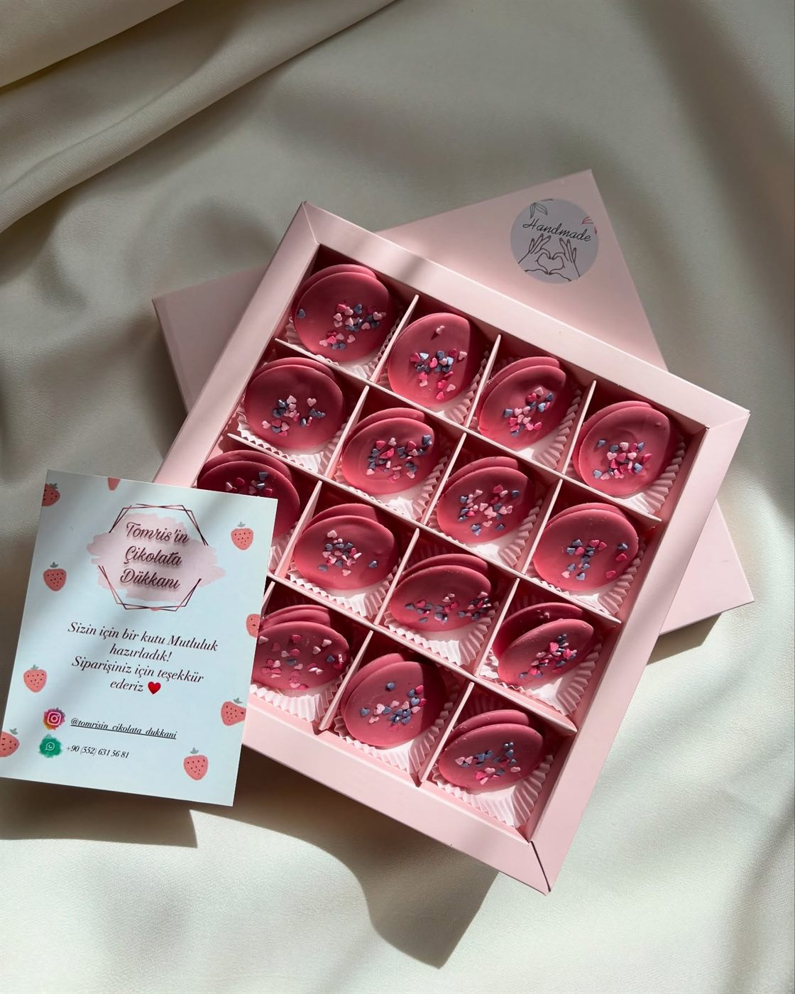Pembe pul çikolatalardan oluşan 16'lı kutu