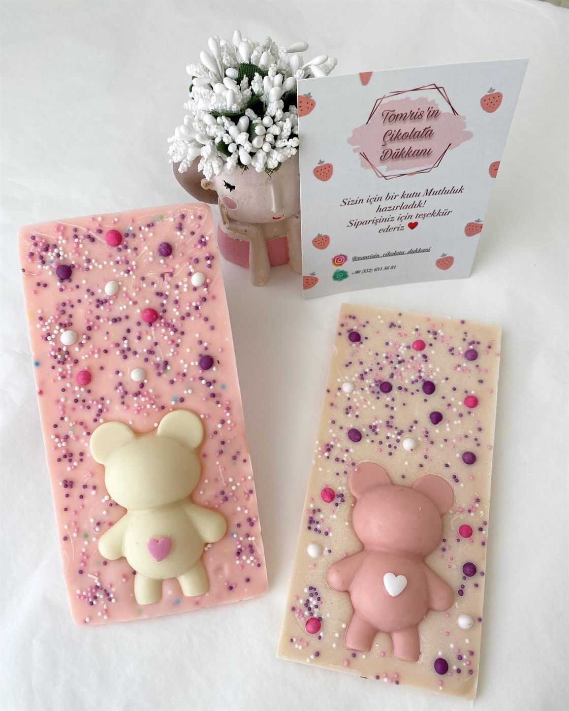 Ayıcık figürlü pembe ve krem renkli çikolata tabletler