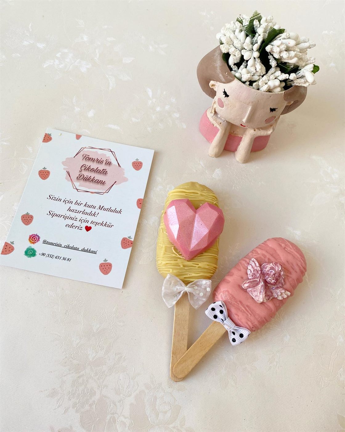 Pembe ve krem renkli, kalp ve melek figürlü çikolata magnumlar